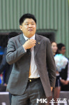 [mk포토] 강동희 감독, `100승 기록 감격이라 말도 안나오네`
