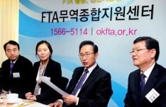 [포토] 李대통령 FTA무역종합지원센터 방문