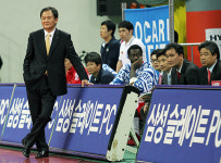 ‘마법’에 걸려 잔 넘친 ‘만수’의 완패