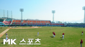 무등야구장 천연잔디, 새구장 완공 전까진 이곳에서... [mk포토]