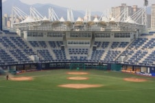 聖地에서 ‘공룡의 둥지’로…마산구장 어떻게 변했나?