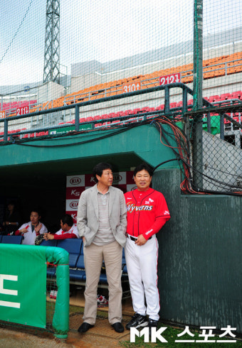 [mk포토] 서정환 감독관, `이감독 오늘은 경기 해야지?`