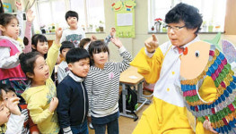 물고기옷 입고 동화구연하는 교장선생님