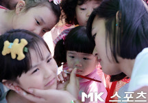 [mk포토] 귀여운 꼬마숙녀, `나도 예쁜 그림 그려주세요~`