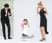 [포토] 주영훈-이윤미 부부, `딸과 함께 축하 댄스~`