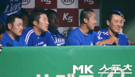 [mk포토] 빡빡머리 사이 최형우, `어라, 내가 제일 장발이네`