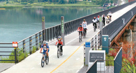 `사통팔달` 자전거길…주말名所 각광