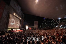 [17회BIFF]부산 구름 관중, 스타들에 넋을 잃다…10일간 여정 시작