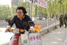 [영화]`강철대오:구국의 철가방`…사랑도 혁명이다