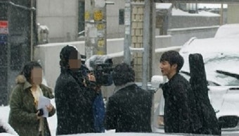 가로수 길 폭설 속 로이킴 ‘완벽한 옆선’