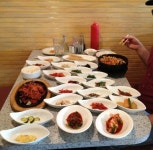 한국 식당의 반찬 인심 ‘어머니 마음 듬뿍’