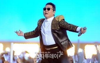 [포토] 싸이, 기다린 팬들 위해 오늘도 미쳐