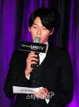 [포토] 현빈 `축사도 꼼꼼히~`