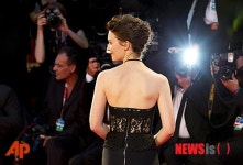 [베니스 스타패션] 검정 드레스로 우아함 뽐내는 미아 와시코브스카