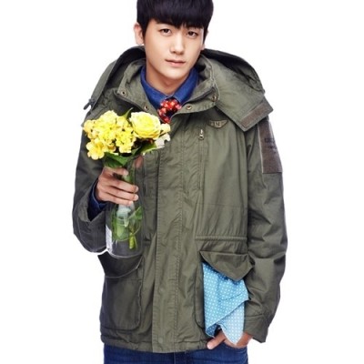 박형식 고백데이 기념샷 “꽃을 든 남자?” | 포토뉴스