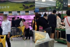 엘 열애설, 여성과 마트서 장보고 있는 엘?