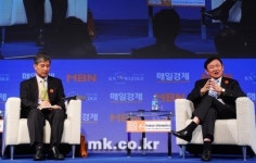 [포토] 대담 나누는 탁신 前총리와 정해문 사무총장