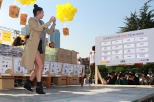 클라라, 건국대에 ‘장학금’ 시구 투척