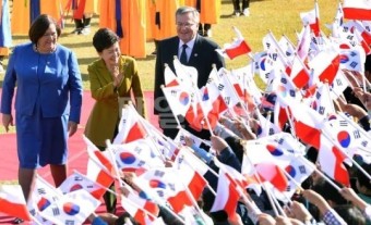 손 흔드는 박근혜대통령과  국빈 방한한 코모로프스키 폴란드 대통령