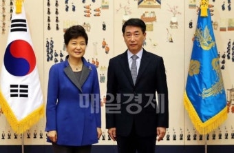 오준 주유엔대사에게 임명장을 수여한  박근혜대통령