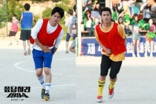 ‘응답하라1994’ 김성균-손호준, 다급한 표정과 불편한 포즈 ‘일촉즉발’