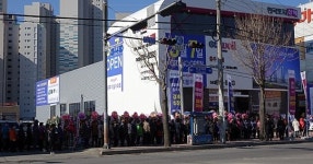 충주첨단산업단지 첫 아파트 보러 사람들이……