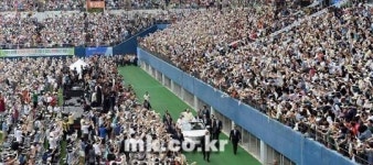 [포토] 성모승천대축일미사, 대전경기장 가득 메운 신도