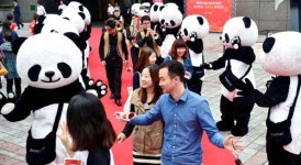 [포토] 신세계백화점, 중국 국경절 맞아 `판다 퍼포먼스` 펼쳐