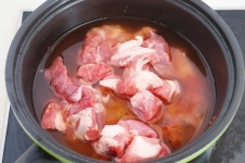 진한 맛과 담백한 맛의 사이 - 돼지고기 김치찌개