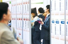2030 애 안낳아 ‘인구절벽’ 4050 지갑닫아 ‘소비절벽’