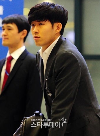 [포토] 아시안컵 영웅 손흥민, 수많은 팬에 긴장?
