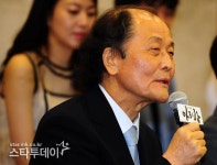 [포토] 조정래 작가, 무대에 오르는 소설 `아리랑`