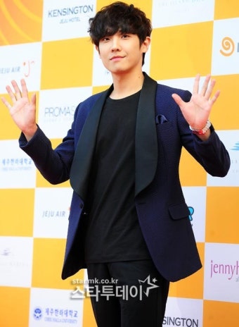[포토] 이준, 두손으로 손인사