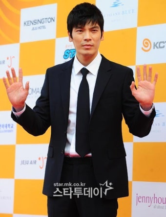 [포토] 김성오, 심각하게 손인사