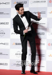[포토]김우빈, `팬들 하나하나에 손인사!`