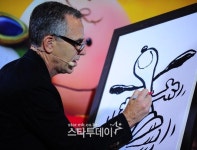 [포토] 스누피 그리는 스티브 마티노 감독