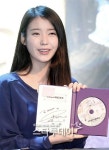 [포토]아이유, `제제 담긴 앨범 들고 (아)이유 같지 않은 미소`