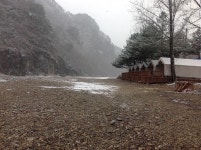 수직으로 깎아지른 바위절벽화 함께하는 홍천 물골안 캠핑장