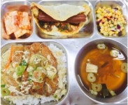 집밥보다 맛있는 학식 “학교에 밥먹으러 가요”