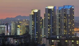 [실시간 거래]90% 이상 세대 한강조망가능… `청담자이`, 월세 1.5억/ 240만 원에 거래 완료