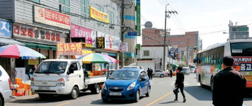 차도가 보도? 보도가 차도? 보행자·차량 뒤엉킨 김제시장