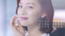 대세배우 김지원, “화장품 CF 찍었지 말입니다”