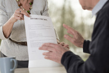 백년해로하면 좋겠지만, 황혼이혼 어쩔 수 없다?