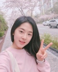 박혜수, 벚꽃 배경으로 찍은 셀카 공개…뽀얀 피부 뽐내