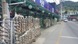 영광 법성포 가보니…찾는 이 없는 굴비 냉동고에 가득