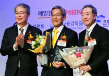 [포토] 윤종규 KB 회장, 올해의 금융인상 수상