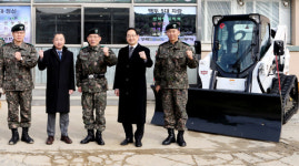 [포토] 두산, 백두산부대에 소형건설장비 기증