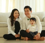 안젤라 박-김인석 부부, 화목한 가족 사진 좋아보여