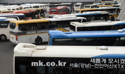 [포토]귀성객들 기다리는 고속버스