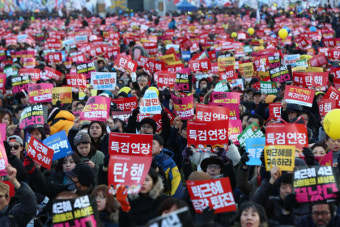 국회 앞 대통령 탄핵 요구 시민 집회, 정치학자들은 탄핵 이외엔 해법 없다